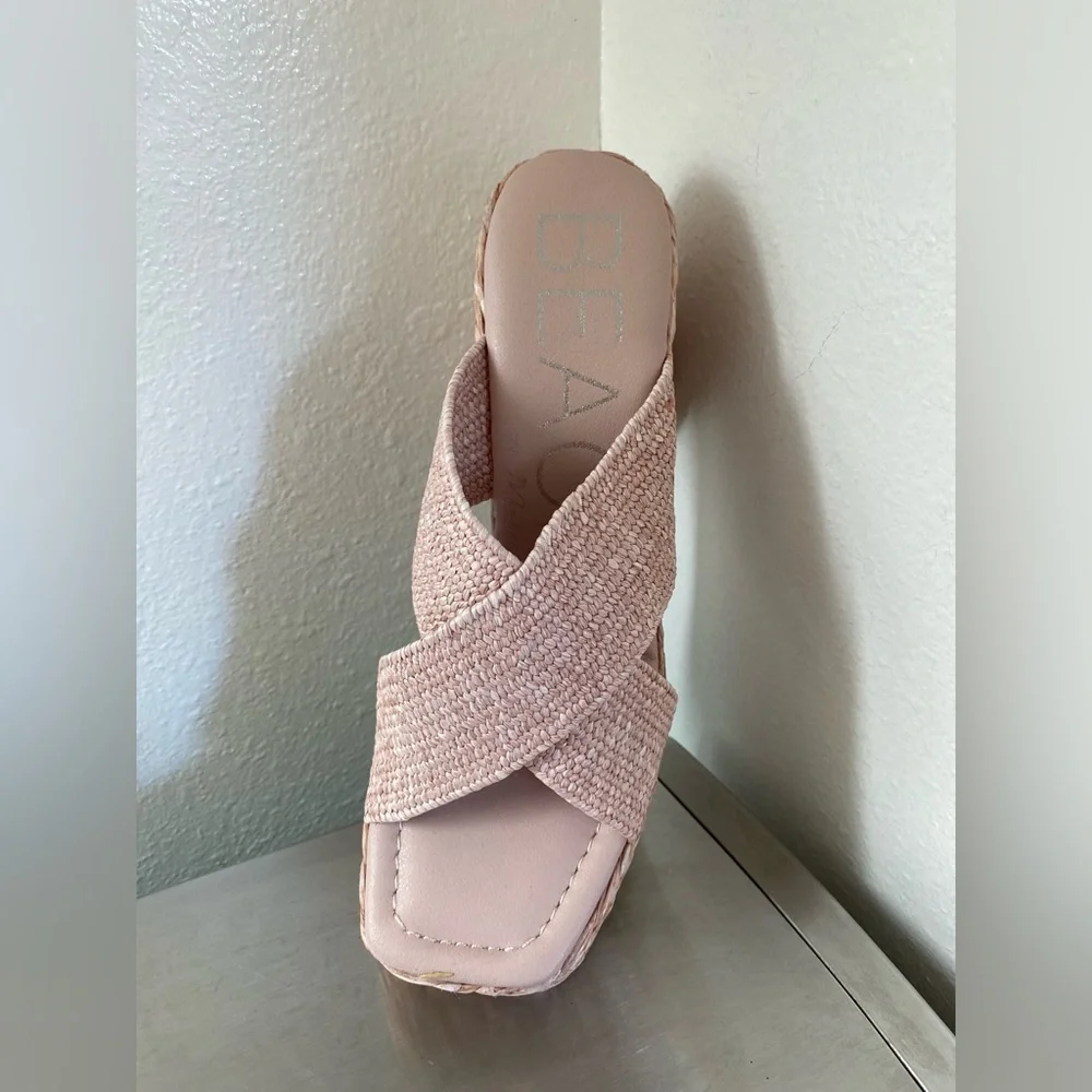 NWT.. BEACH BY MATISSE WOMENS PLATFORM SANDALS